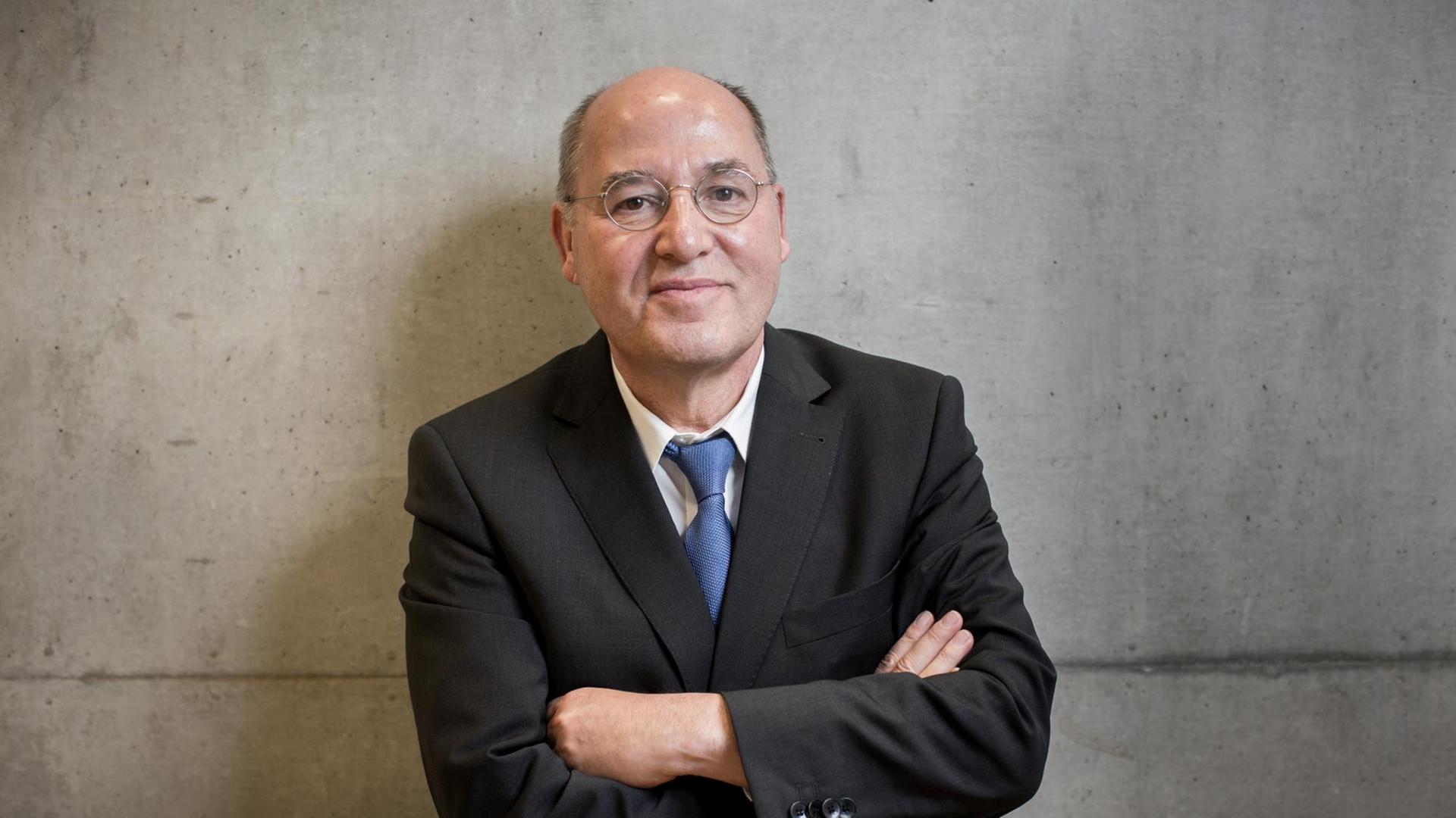 Gregor Gysi, scheidender Fraktionsvorsitzender der Partei Die Linken im Bundestag, vor einer Betonwand Gregor Gysi, scheidender Fraktionsvorsitzender der Partei Die Linken im Bundestag, vor einer Betonwand