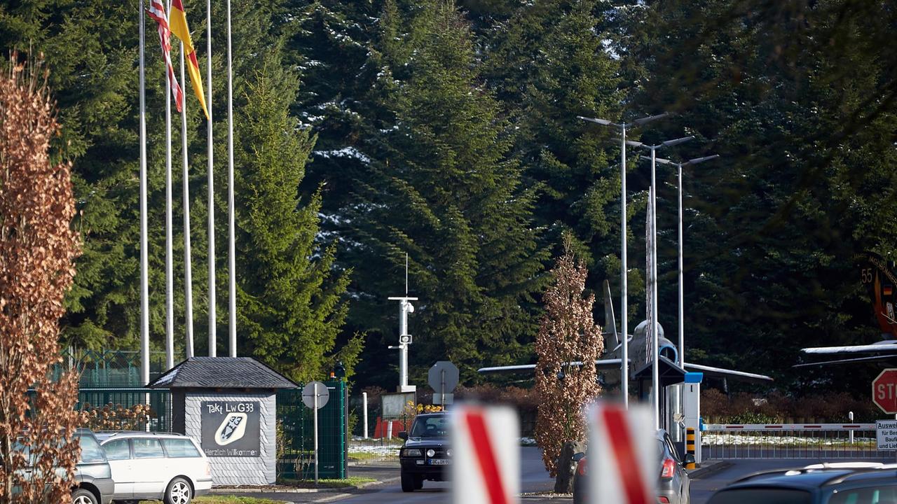 Die US-Flagge weht vom 01.12.2017 vor dem Haupteingang des Bundeswehr-Fliegerhorsts in Büchel (Rheinland-Pfalz) ganz vorne. Das sei erst so, seit Donald Trump US-Präsident sei, sagen die Leute von der Friedensbewegung. Die US-Flagge weht vom 01.12.2017 vor dem Haupteingang des Bundeswehr-Fliegerhorsts in Büchel (Rheinland-Pfalz) ganz vorne. Das sei erst so, seit Donald Trump US-Präsident sei, sagen die Leute von der Friedensbewegung.