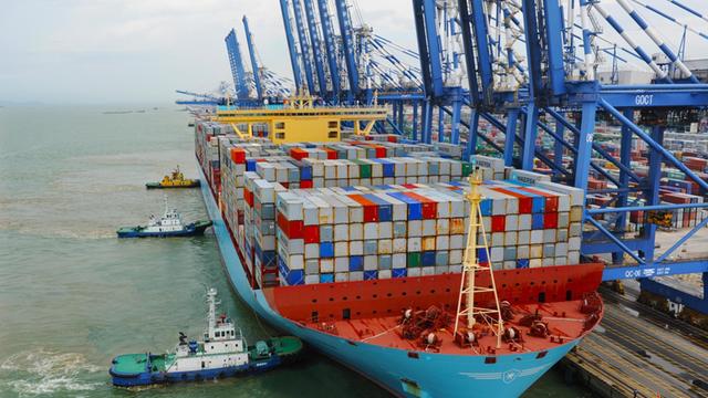 Ein Containerschiff in Nansha Port, Guangzhou, China