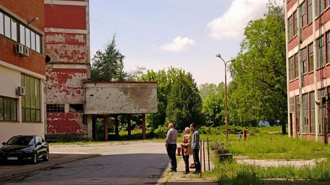 Ivan, Snježana und Krešo auf dem Gelände der Schuhfabrik Borovo