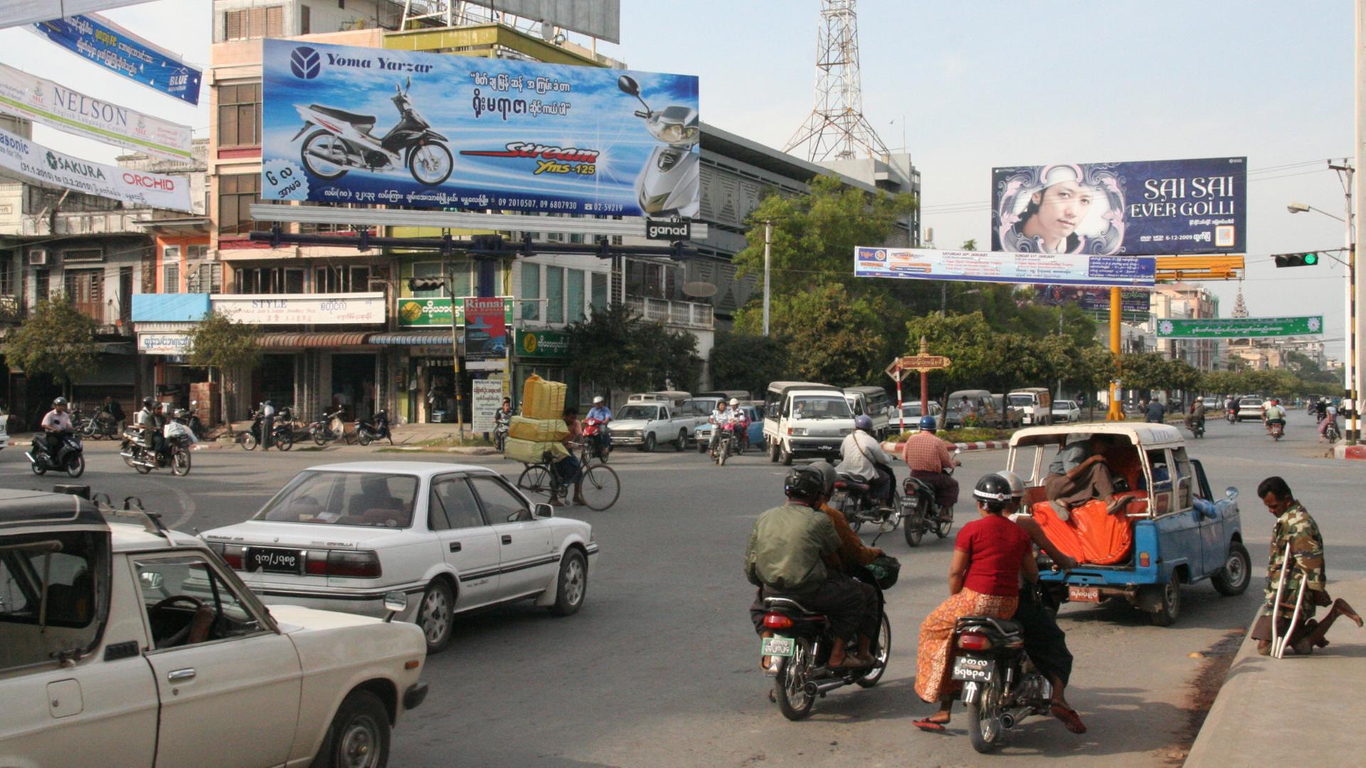 Straßenverkehr in Mandalay: In der Stadt befindet sich die Klosterschule Phaung Daw Oo. Straßenverkehr in Mandalay: In der Stadt befindet sich die Klosterschule Phaung Daw Oo.