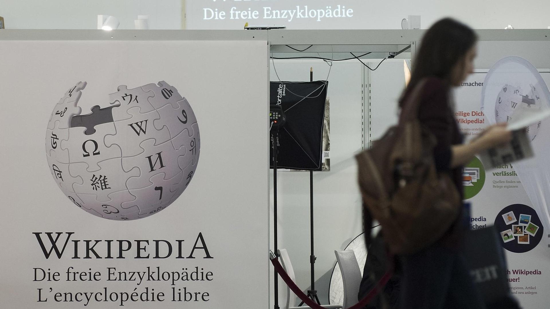 Wikipedia-Stand und -Logo auf der Frankfurter Buchmesse 2017