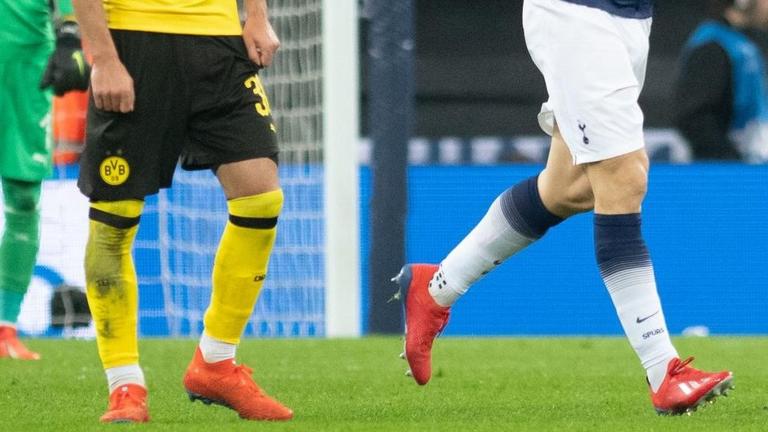 Dortmunds Torwart Roman Bürki (l.), Ömer Toprak und Mahmoud Dahoud (r.) stehen nach dem 3:0 durch Fernando Llorente (2.v.r.) auf dem Rasen. Foto: Bernd Thissen/dpa | Verwendung weltweit Dortmunds Torwart Roman Bürki (l.), Ömer Toprak und Mahmoud Dahoud (r.) stehen nach dem 3:0 durch Fernando Llorente (2.v.r.) auf dem Rasen. Foto: Bernd Thissen/dpa | Verwendung weltweit