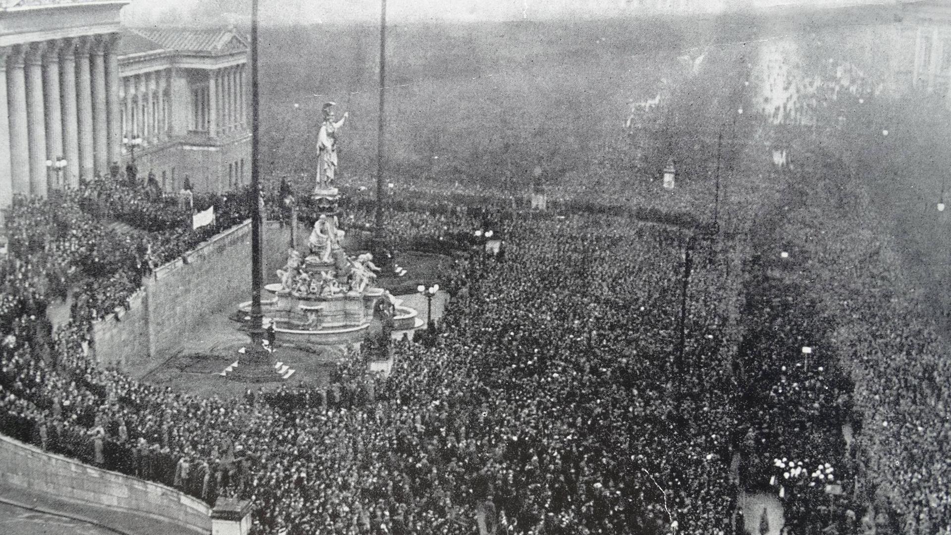 Panoramablick über eine riesige Menschenmasse in Wien Panoramablick über eine riesige Menschenmasse in Wien