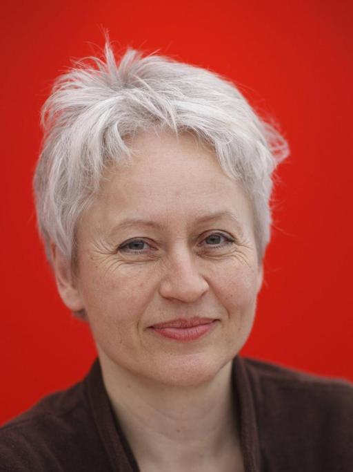 Die Schriftstellerin und Lyrikerin Ulrike Draesner im Porträt vor rotem Hintergrund, eine Aufnahme von der Leipziger Buchmesse 2011