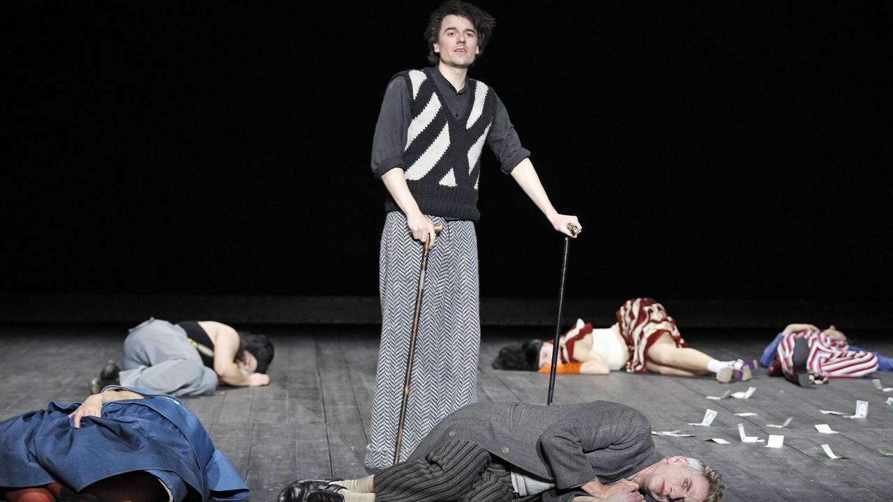 "Hiob" am Deutschen Theater Berlin - "Am Ende steht doch das Wunder." "Hiob" am Deutschen Theater Berlin - "Am Ende steht doch das Wunder."