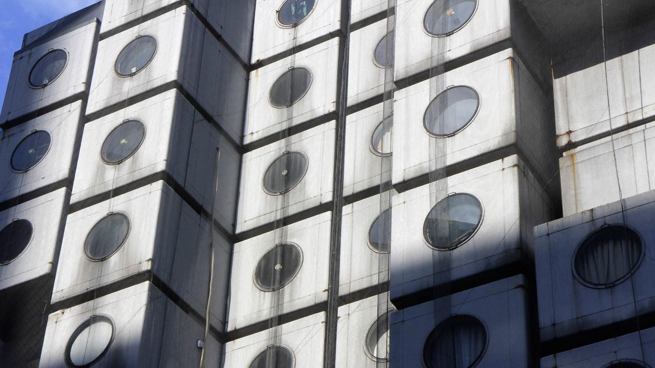 Nicht auf Nachhaltigkeit angelegt: Die Fassade des Kapselturms in Tokio bröckelt und muss mit Netzen gesichert werden. Nicht auf Nachhaltigkeit angelegt: Die Fassade des Kapselturms in Tokio bröckelt und muss mit Netzen gesichert werden.