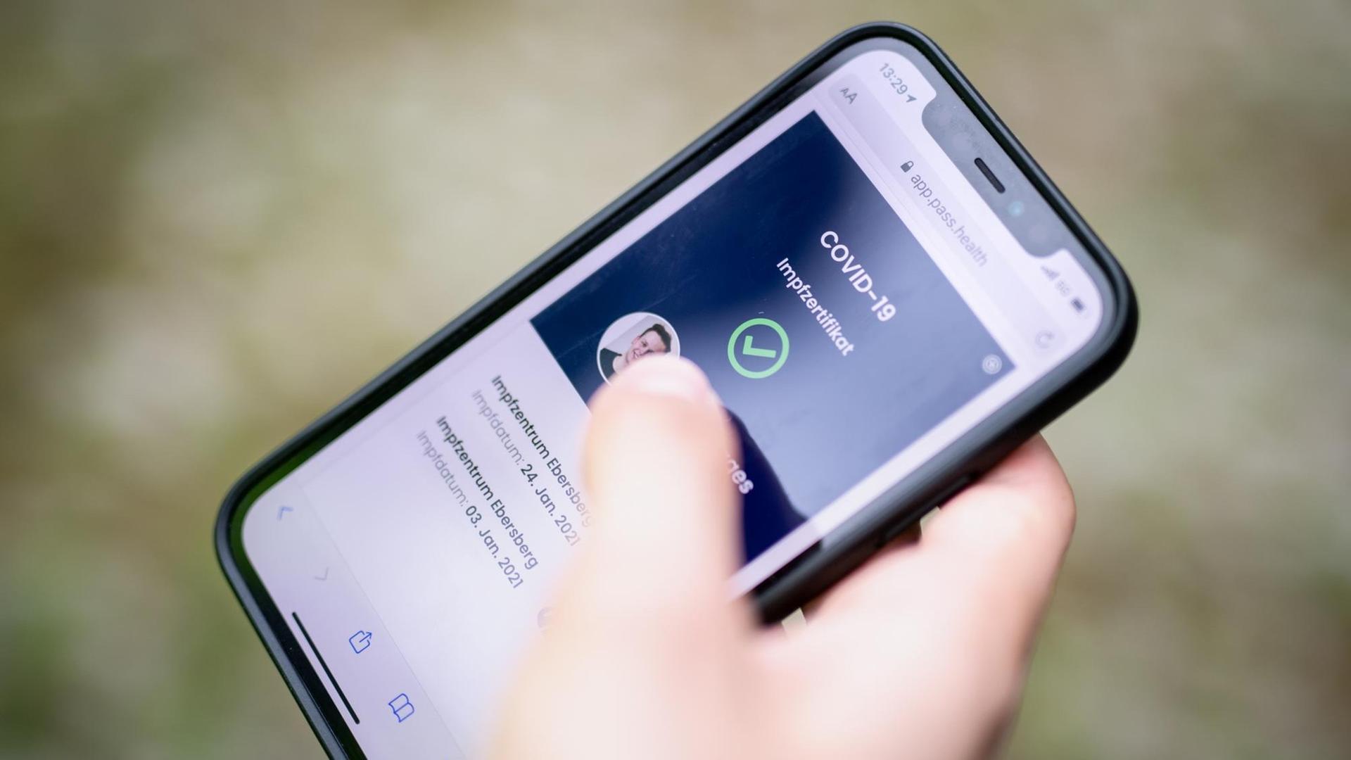 Liam Klages, Leiter vom Impfzentrum Ebersberg, zeigt bei einem Pressetermin auf seinem Smartphone sein Covid-19 Impfzertifikat in der Oberfläche des digitalen Impfasskonzepts „aLive Digital Health Pass“. Im Rahmen des Besuchs informiert sich der Minister über die Erfahrungen des Impfzentrums mit dem digitalen Impfpasskonzept „aLive Digital Health Pass“. Liam Klages, Leiter vom Impfzentrum Ebersberg, zeigt bei einem Pressetermin auf seinem Smartphone sein Covid-19 Impfzertifikat in der Oberfläche des digitalen Impfasskonzepts „aLive Digital Health Pass“. Im Rahmen des Besuchs informiert sich der Minister über die Erfahrungen des Impfzentrums mit dem digitalen Impfpasskonzept „aLive Digital Health Pass“.