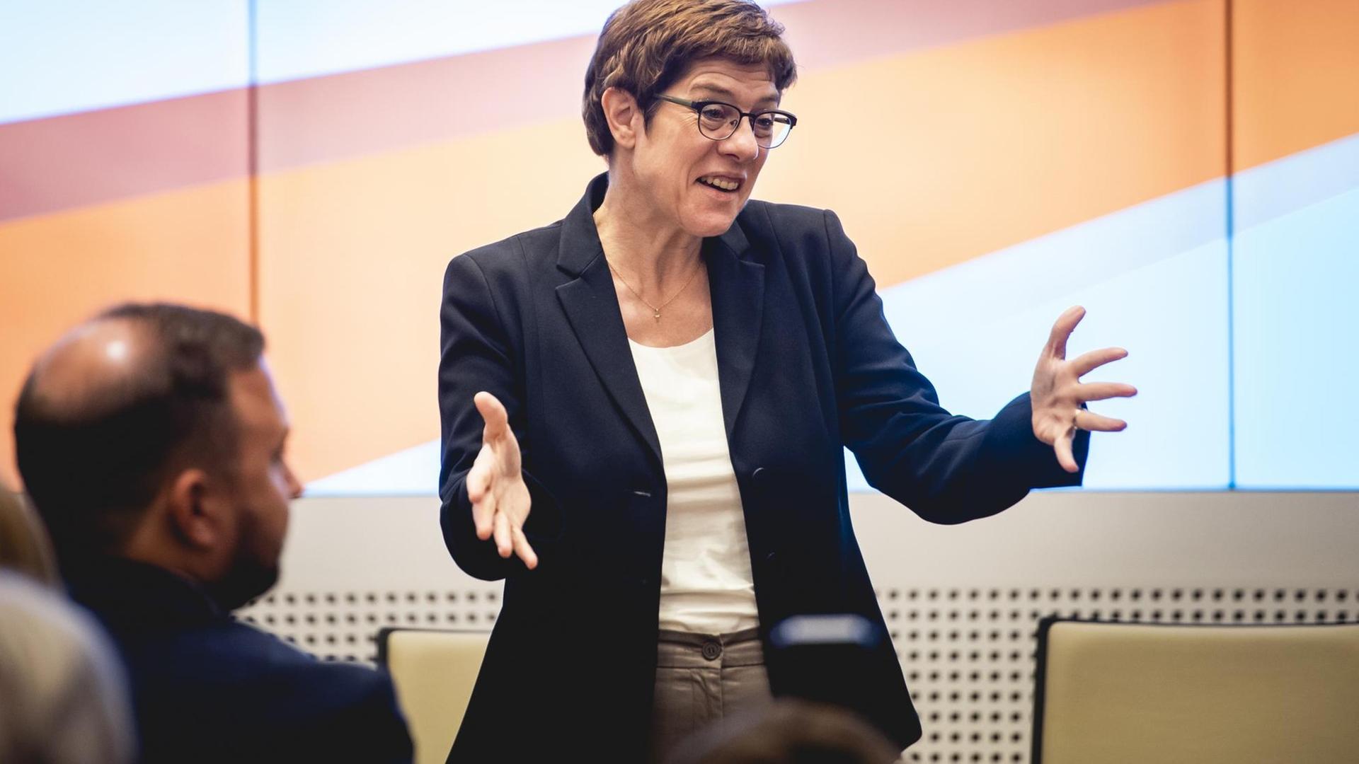 Annegret Kramp-Karrenbauer bei einer Veranstaltung sprechend und gestikulierend Annegret Kramp-Karrenbauer bei einer Veranstaltung sprechend und gestikulierend