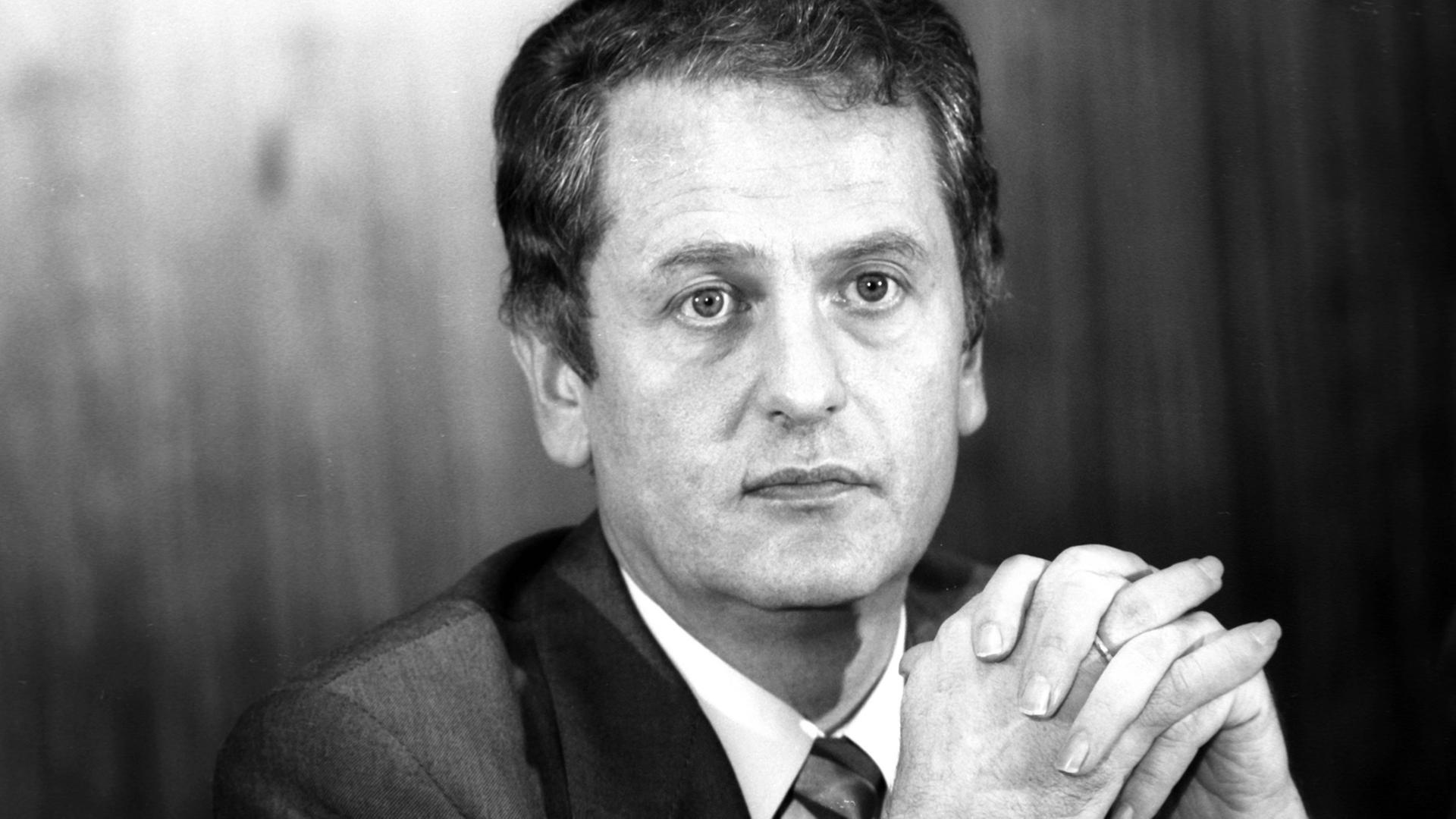 Der CDU-Politiker und frühere Ministerpräsident von Schleswig-Holstein, Uwe Barschel, im September 1987 bei einer Präsidiumssitzung der CDU in Bonn Der CDU-Politiker und frühere Ministerpräsident von Schleswig-Holstein, Uwe Barschel, im September 1987 bei einer Präsidiumssitzung der CDU in Bonn