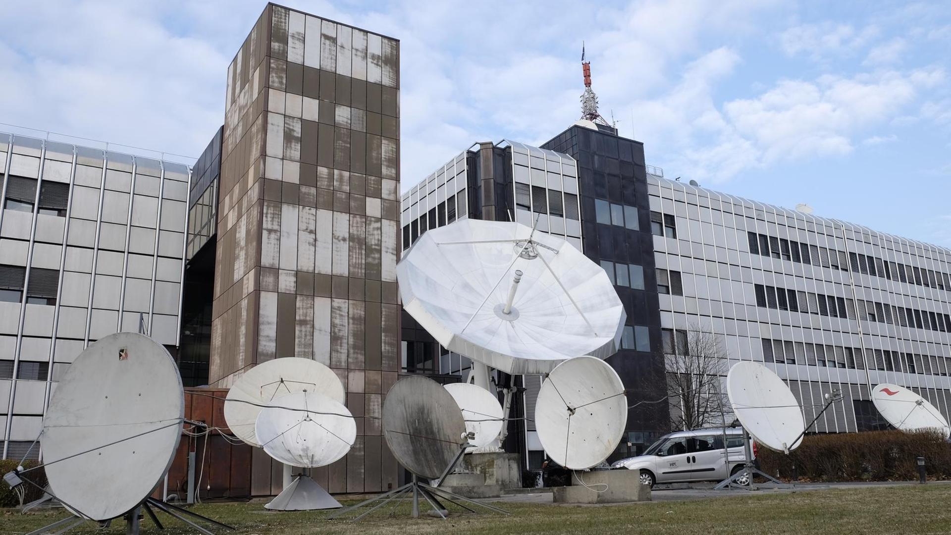 Direkt vor dem Eingang des kroatischen Rundfunks HRT in Zagreb stehen einige Satellitenschüsseln.