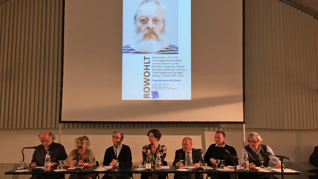 In der Akademie der Künste in Hamburg lasen Frank Schulz, Tina Uebel, Olli Dittrich, Eva Menasse, Gregor Gysi, Gerhard Henschel und Tilman Spengler aus dem Briefwechsel Harry Rowohlts. In der Akademie der Künste in Hamburg lasen Frank Schulz, Tina Uebel, Olli Dittrich, Eva Menasse, Gregor Gysi, Gerhard Henschel und Tilman Spengler aus dem Briefwechsel Harry Rowohlts.