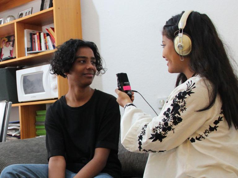 Ramla interviewt zuhause ihren Bruder Abdallah.