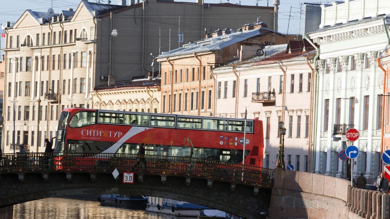 Wohn- und Geschäftshäuser zu beiden Seiten des Gribojedow-Kanals in St. Petersburg (Russland), 2012