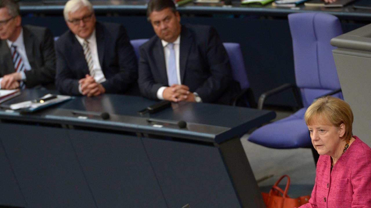 Bundeskanzlerin Angela Merkel (CDU) gibt am 01.09.2014 im Bundestag in Berlin während der Sondersitzung eine Regierungserklärung zum Ukraine-Konflikt und die geplanten Waffenlieferungen an die Kurden im Irak ab. Bundeskanzlerin Angela Merkel (CDU) gibt am 01.09.2014 im Bundestag in Berlin während der Sondersitzung eine Regierungserklärung zum Ukraine-Konflikt und die geplanten Waffenlieferungen an die Kurden im Irak ab.