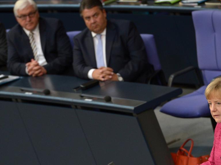 Bundeskanzlerin Angela Merkel (CDU) gibt am 01.09.2014 im Bundestag in Berlin während der Sondersitzung eine Regierungserklärung zum Ukraine-Konflikt und die geplanten Waffenlieferungen an die Kurden im Irak ab.