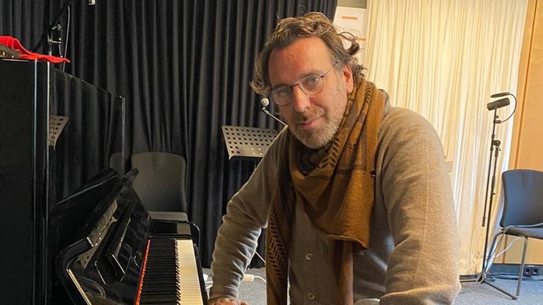 Jazz-Musiker Chilly Gonzales im Studio von Deutschlandfunk Kultur Jazz-Musiker Chilly Gonzales im Studio von Deutschlandfunk Kultur