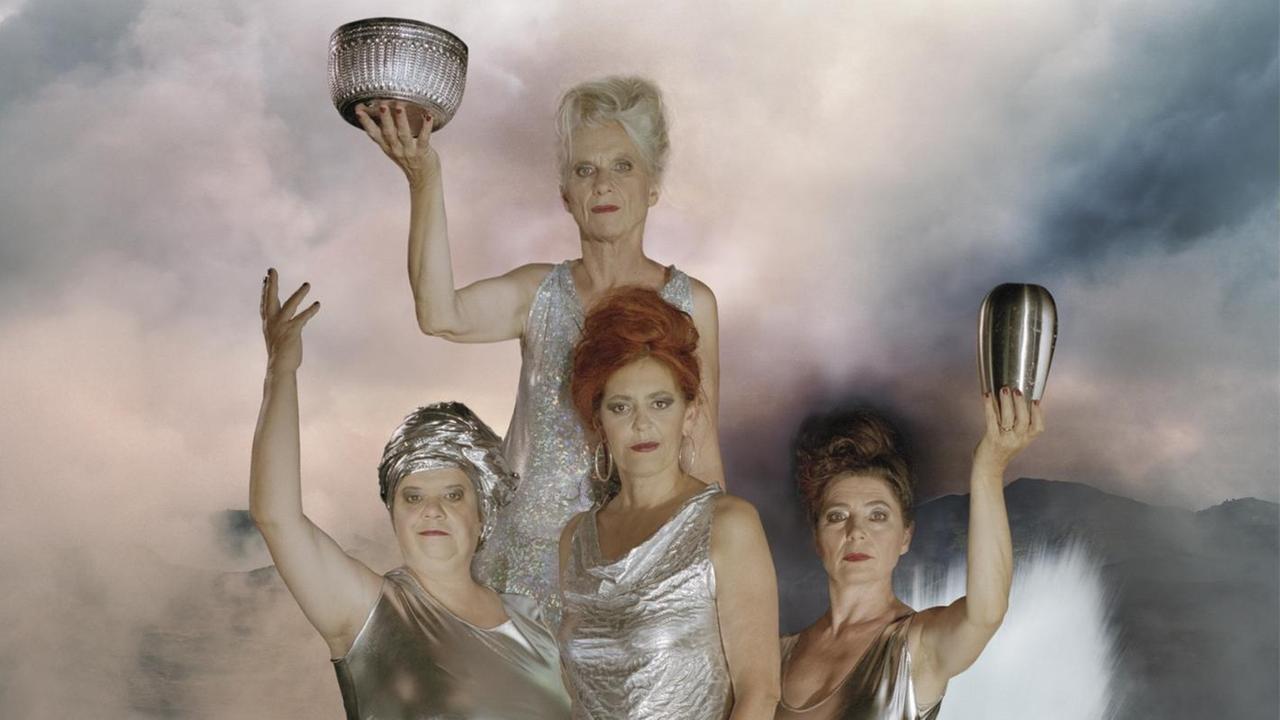 Bandfoto von den vier Mitgliedern der "Les Reines Prochaines" in silbernen Kleidern. Bandfoto von den vier Mitgliedern der "Les Reines Prochaines" in silbernen Kleidern.