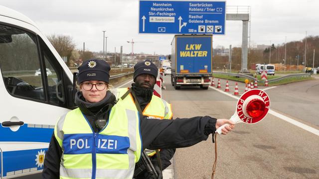 Polizeibeamte kontrollieren am Grenzübergang Goldene Bremm (Saarland) stichprobenartig den aus Frankreich einfahrenden Grenzverkehr.
