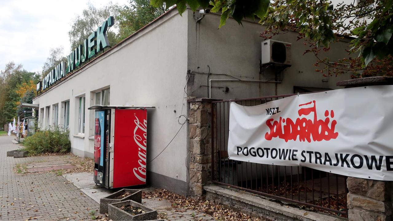An einem Zaun hängt ein Banner, dass auf polnisch zum Streik aufruft An einem Zaun hängt ein Banner, dass auf polnisch zum Streik aufruft