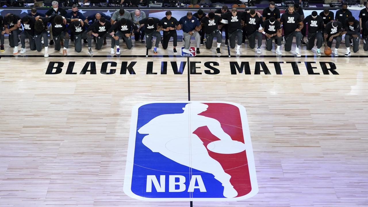 Die Spieler der New Orleans Pelicans und von Utah Jazz knien während dem Abspielen der Nationalhymne gemeinsam vor einem «Black Lives Matter»-Schriftzug. Die Spieler der New Orleans Pelicans und von Utah Jazz knien während dem Abspielen der Nationalhymne gemeinsam vor einem «Black Lives Matter»-Schriftzug.