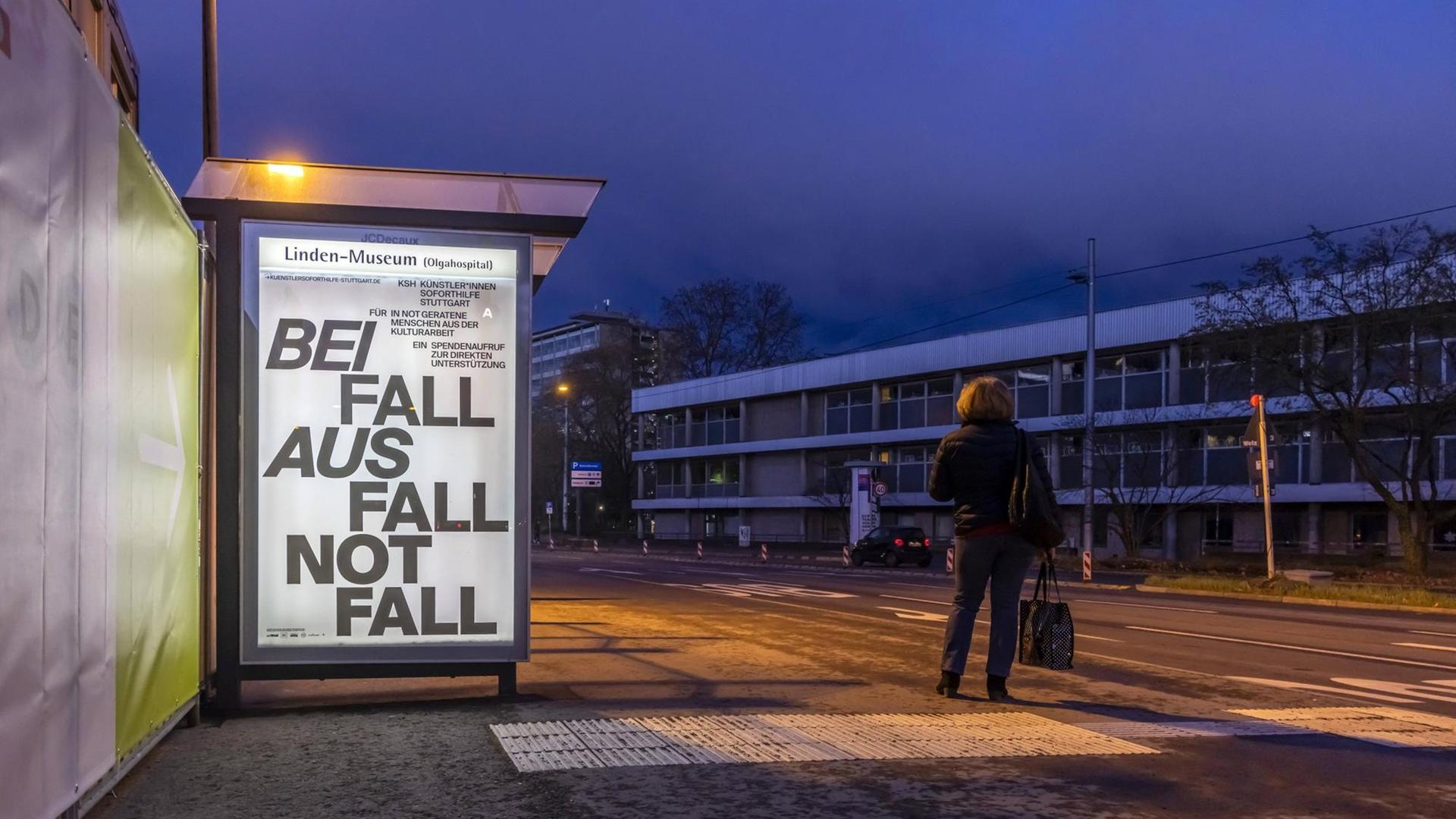 Zu sehen ist eine dunkle, leere Straße. An einer Bushaltestelle ist ein beleuchtetes Plakat mit dem Text "Beifall, Ausfall, Notfall" / 11.03.2021, Stuttgart. Zu sehen ist eine dunkle, leere Straße. An einer Bushaltestelle ist ein beleuchtetes Plakat mit dem Text "Beifall, Ausfall, Notfall" / 11.03.2021, Stuttgart.