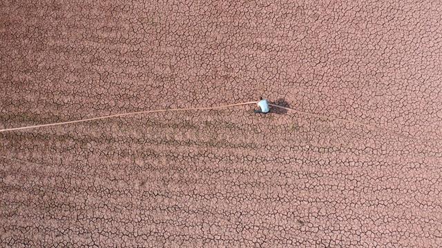 Ein Landwirt in China auf seinem vertrockneten Boden aufgenommen aus Vogelperspektive