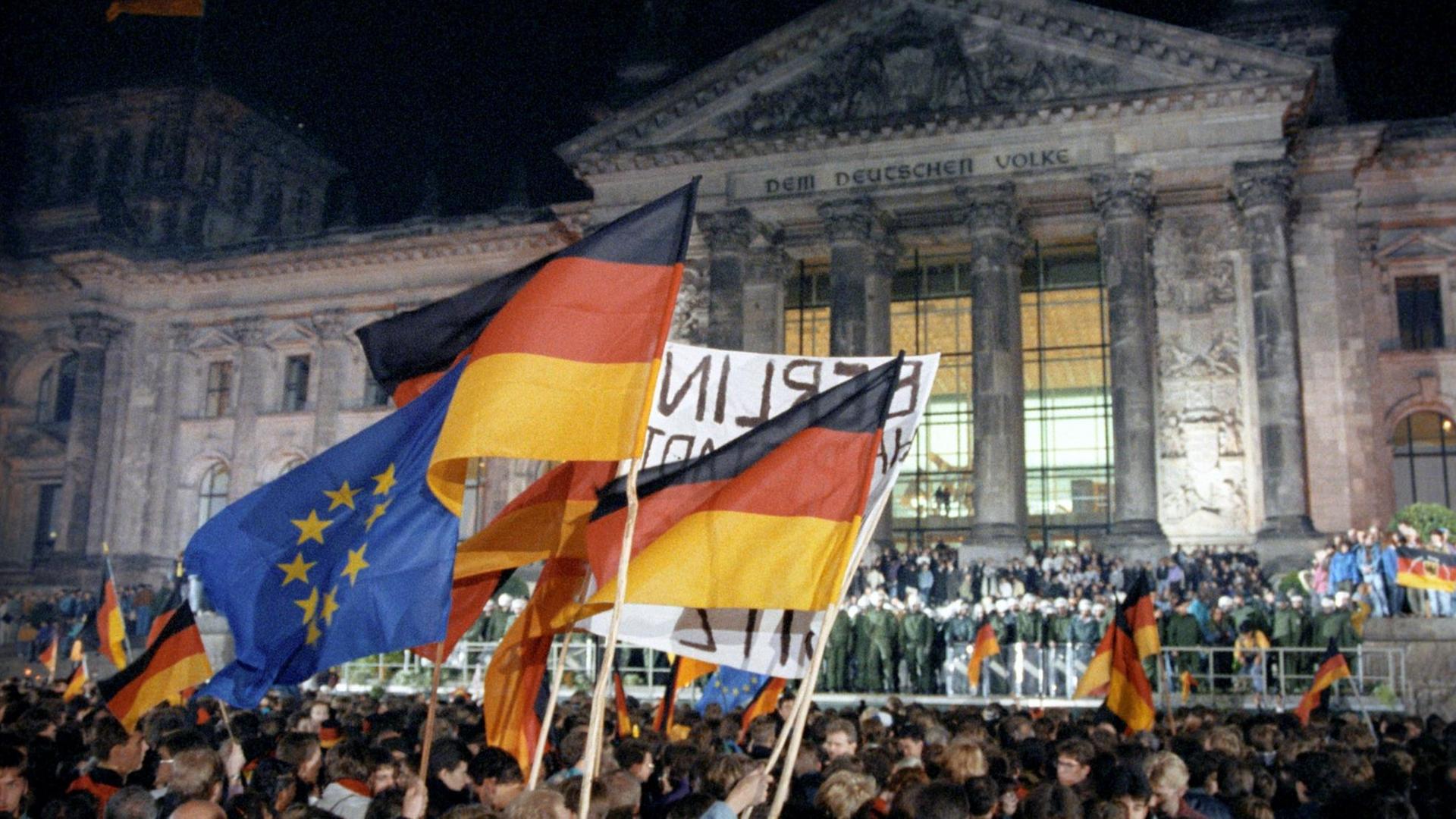 Rund eine Million Menschen feierten in der Nacht zum 3.10.1990 in Berlin - wie hier vor dem Reichstagsgebäude - die wiedergewonnene deutsche Einheit. Rund eine Million Menschen feierten in der Nacht zum 3.10.1990 in Berlin - wie hier vor dem Reichstagsgebäude - die wiedergewonnene deutsche Einheit.