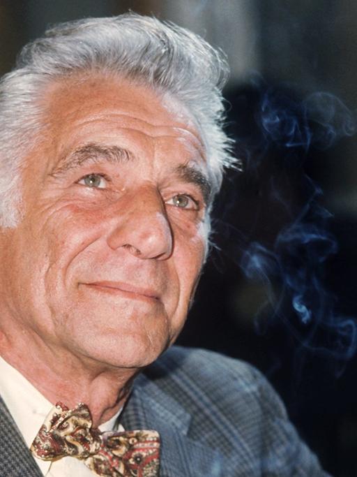 Der Komponist und Dirigent Leonard Bernstein (1918-1990), 1977 in Paris.