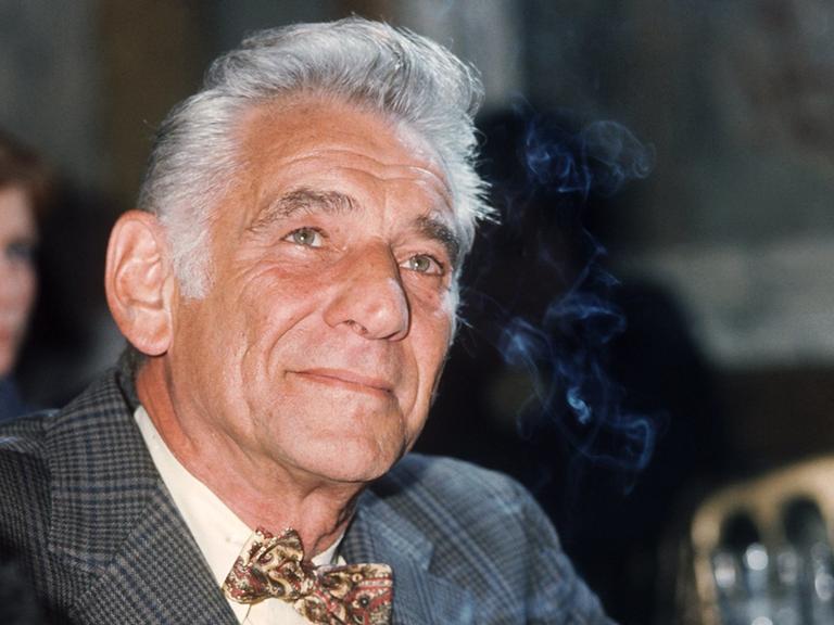 Der Komponist und Dirigent Leonard Bernstein (1918-1990), 1977 in Paris.