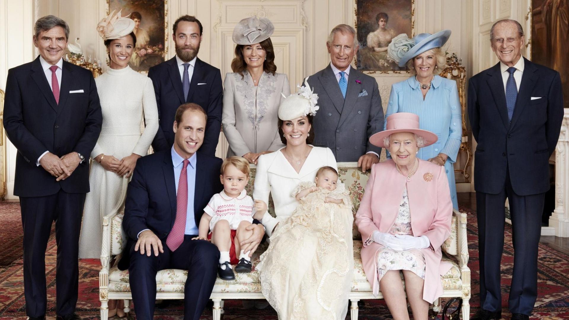 Beim Weihnachtsportrait der Königlichen Familie von England ist die Queen, auf einer Bank sitzend, von ihren Angehörigen umgeben. Beim Weihnachtsportrait der Königlichen Familie von England ist die Queen, auf einer Bank sitzend, von ihren Angehörigen umgeben.