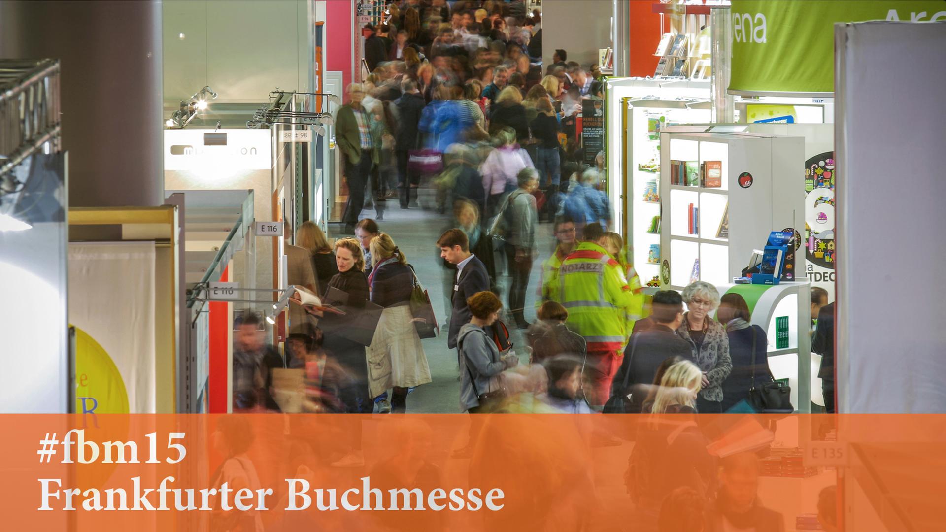 Besucher schlendern auf der Buchmesse in Frankfurt am Main durch die Gänge einer Halle. Besucher schlendern auf der Buchmesse in Frankfurt am Main durch die Gänge einer Halle.
