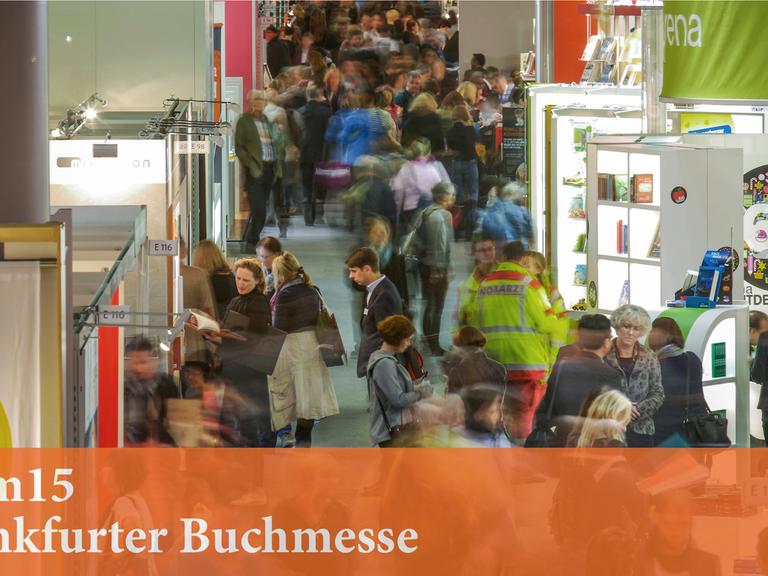 Besucher schlendern auf der Buchmesse in Frankfurt am Main durch die Gänge einer Halle.