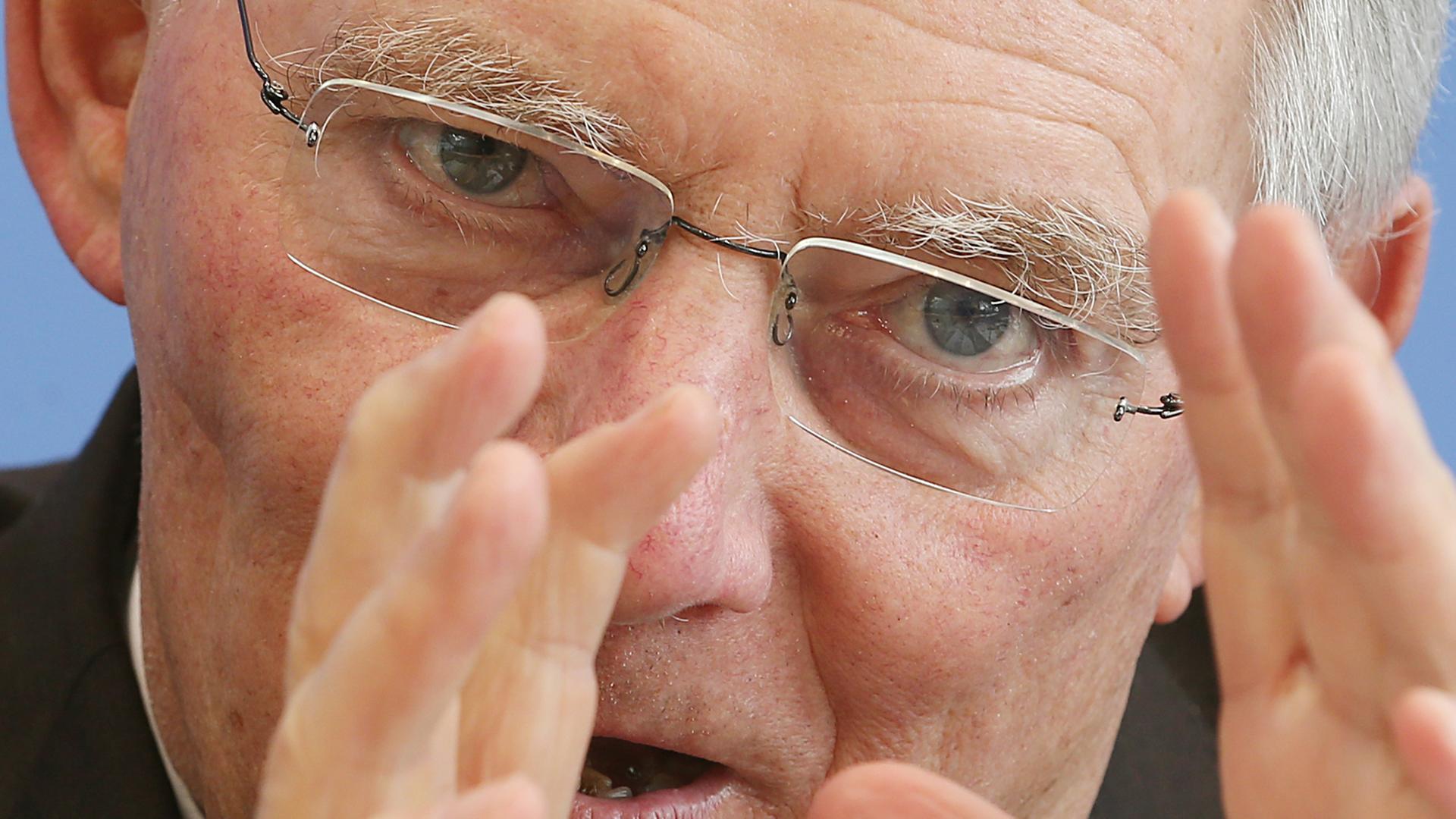 Großaufnahme von Wolfgang Schäuble, der mit den Händen vor seinem Gesicht gestikuliert Großaufnahme von Wolfgang Schäuble, der mit den Händen vor seinem Gesicht gestikuliert
