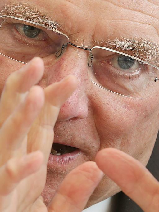 Großaufnahme von Wolfgang Schäuble, der mit den Händen vor seinem Gesicht gestikuliert