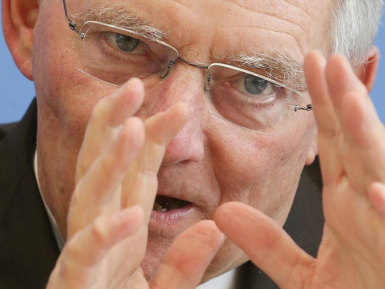 Großaufnahme von Wolfgang Schäuble, der mit den Händen vor seinem Gesicht gestikuliert