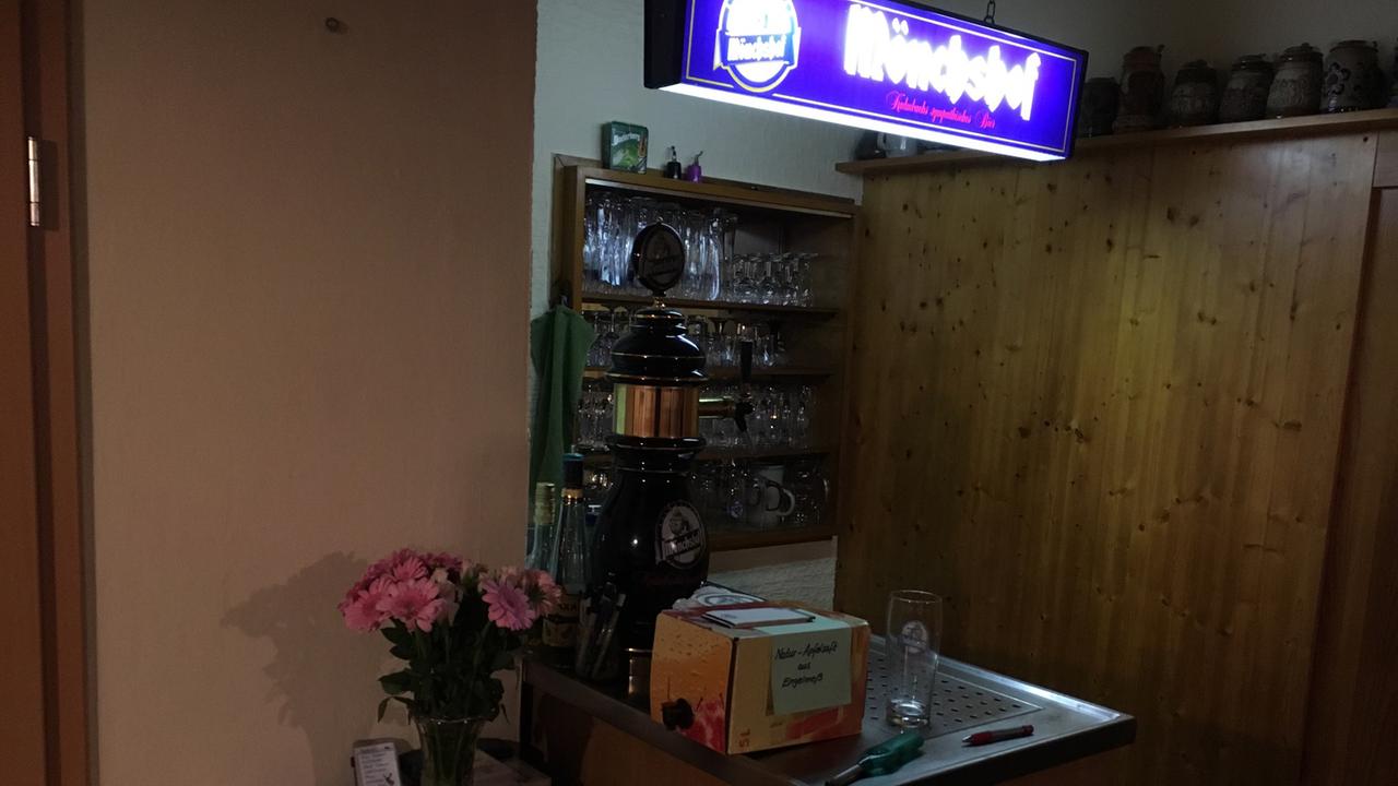 Schanktisch in der Gaststube im Schwarzen Adler in Engelmeß in Oberfranken Schanktisch in der Gaststube im Schwarzen Adler in Engelmeß in Oberfranken