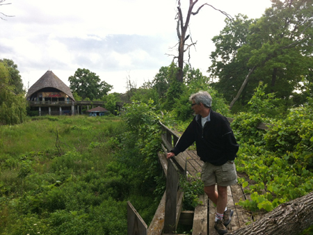 Mit dem Künstler und Filmemacher Gary Schwartz auf seiner "Postindustrial Apocalyptic Landscape Tour". Hier im verlassenen Zoo auf der Insel "Belle Isle". Flora überwuchert die Orte, wo einst Tiere eingesperrt waren. Mit dem Künstler und Filmemacher Gary Schwartz auf seiner "Postindustrial Apocalyptic Landscape Tour". Hier im verlassenen Zoo auf der Insel "Belle Isle". Flora überwuchert die Orte, wo einst Tiere eingesperrt waren.
