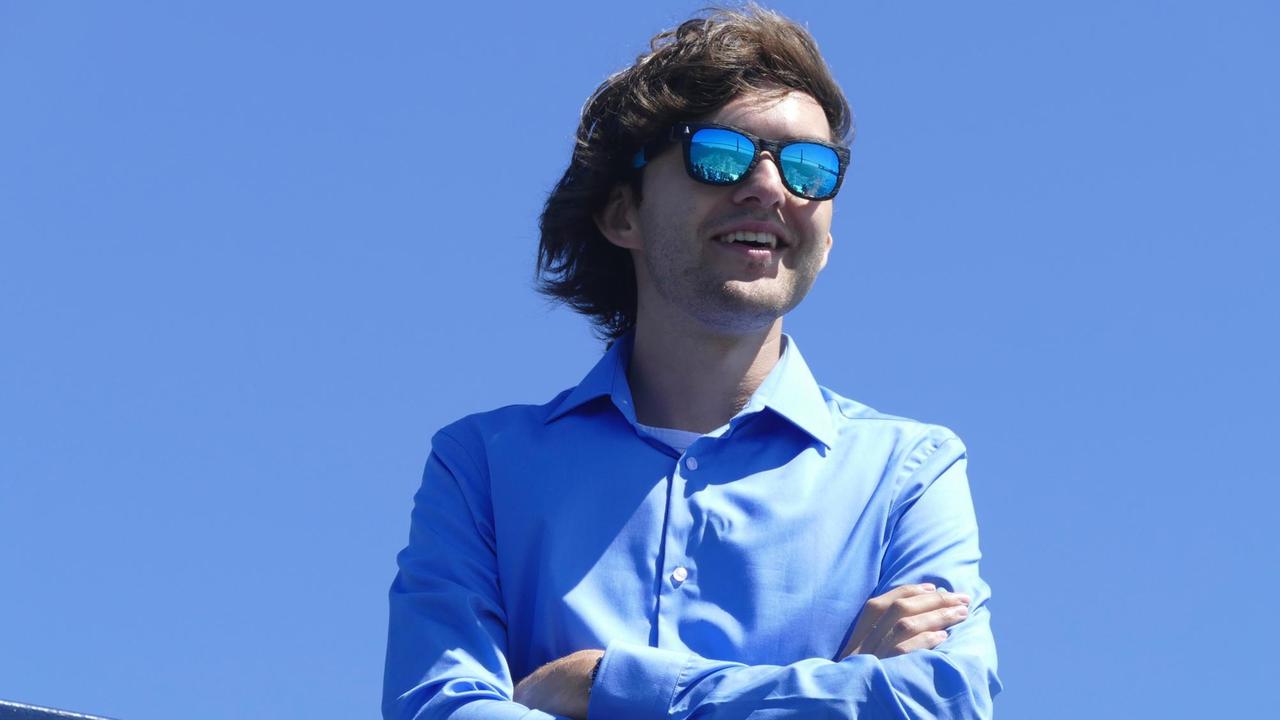 08.09.2018,USA, San Francisco: Der Niederländer Boyan Slat, Gründer der Initiative «Ocean Cleanup», steht auf dem Presseboot. In der Bucht von San Francisco hat das Projekt «The Ocean Cleanup» Kurs auf den größten Müllteppich der Welt genommen. Ein 600 Meter langes schwimmendes Rohr, an dem eine Art Vorhang drei Meter tief ins Wasser hängt, wurde dazu mit Hilfe eines Schleppschiffs von Alameda bei San Francisco auf das offene Meer gezogen. Foto: Barbara Munker/dpa | Verwendung weltweit 08.09.2018,USA, San Francisco: Der Niederländer Boyan Slat, Gründer der Initiative «Ocean Cleanup», steht auf dem Presseboot. In der Bucht von San Francisco hat das Projekt «The Ocean Cleanup» Kurs auf den größten Müllteppich der Welt genommen. Ein 600 Meter langes schwimmendes Rohr, an dem eine Art Vorhang drei Meter tief ins Wasser hängt, wurde dazu mit Hilfe eines Schleppschiffs von Alameda bei San Francisco auf das offene Meer gezogen. Foto: Barbara Munker/dpa | Verwendung weltweit