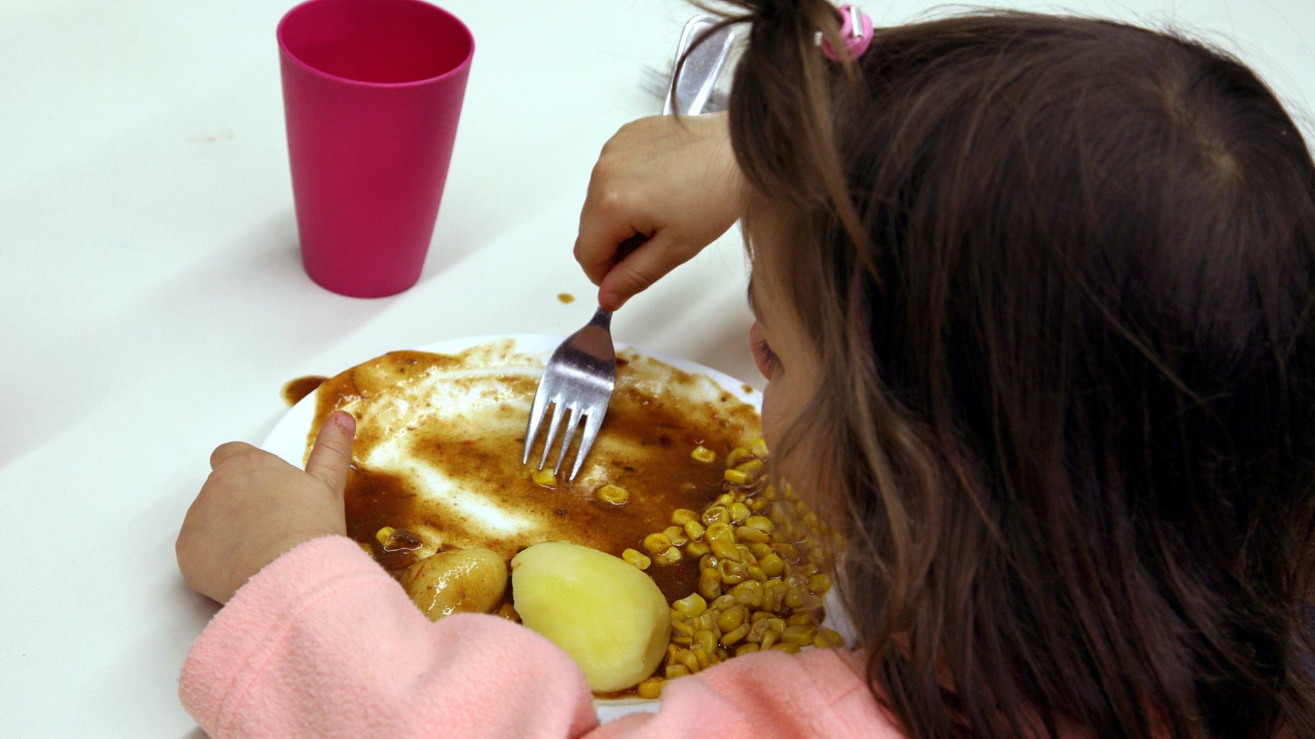 Im Speisesaal der Kinder- und Jugendeinrichtung "Arche" isst ein Kind in Berlin-Hellersdorf eine warme Mahlzeit. Im Speisesaal der Kinder- und Jugendeinrichtung "Arche" isst ein Kind in Berlin-Hellersdorf eine warme Mahlzeit.