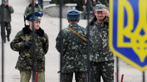 Ukrainische Soldaten auf der Militärbasis Belbek auf der Krim