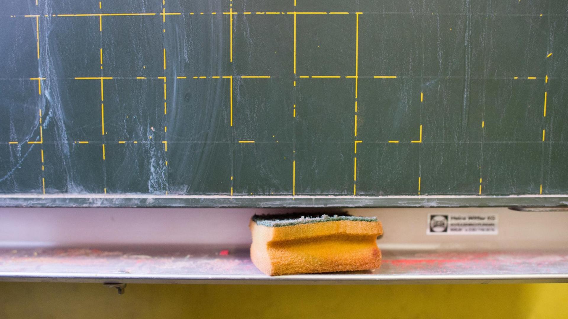 Ein Schwamm liegt in einer Grundschule in der Ablage einer Kreidetafel, aufgenommen 2019 in Möckern in Sachsen-Anhalt. Ein Schwamm liegt in einer Grundschule in der Ablage einer Kreidetafel, aufgenommen 2019 in Möckern in Sachsen-Anhalt.