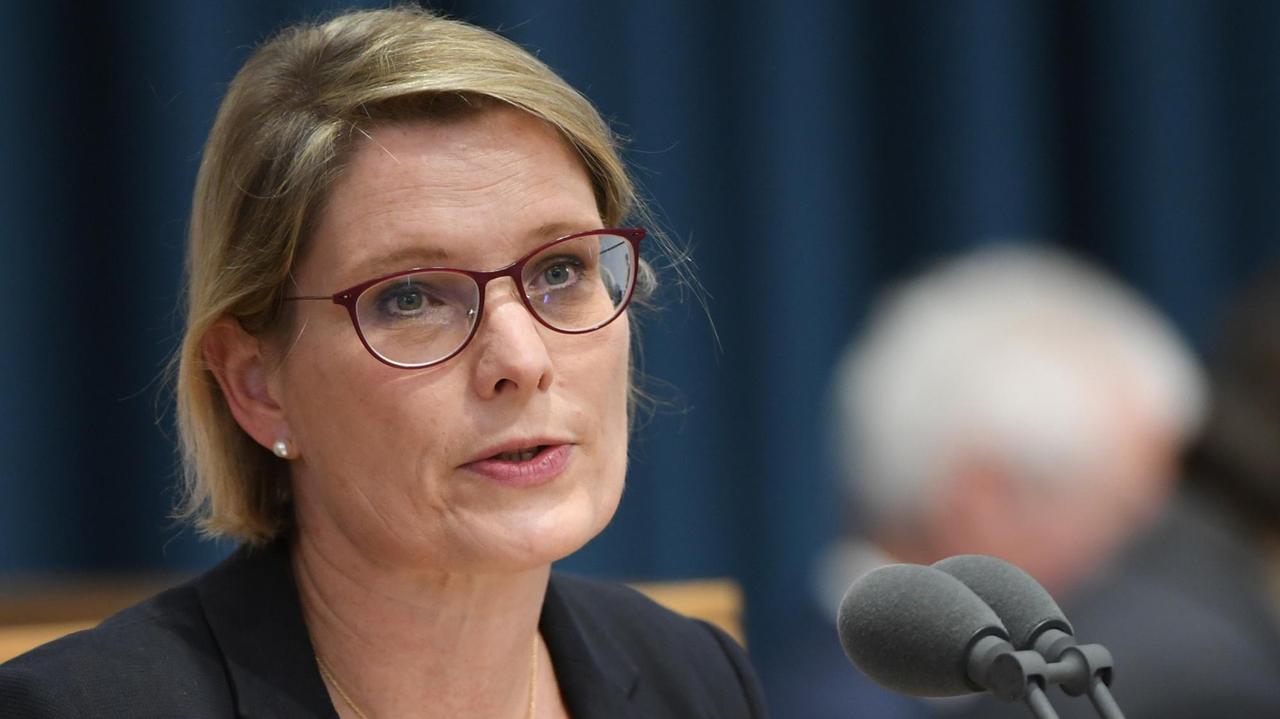 Stefanie Hubig (SPD), Ministerin für Bildung des Landes Rheinland-Pfalz, spricht während der Plenarsitzung des Landtags Rheinland-Pfalz. Stefanie Hubig (SPD), Ministerin für Bildung des Landes Rheinland-Pfalz, spricht während der Plenarsitzung des Landtags Rheinland-Pfalz.