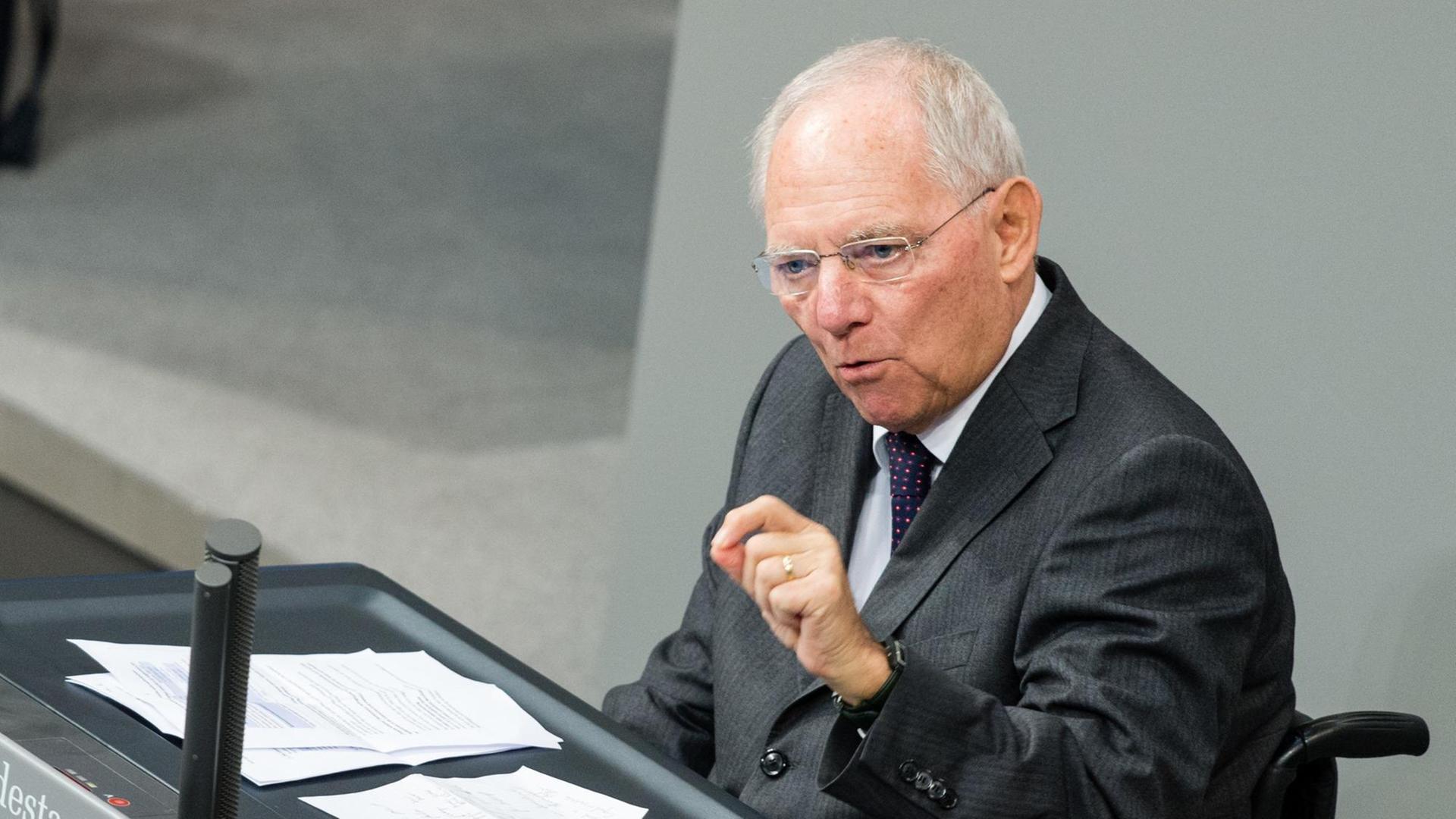 Bundesfinanzminister Wolfgang Schäuble (CDU) spricht am 22.11.2016 in Berlin während der Debatte um den Haushalt im Bundestag. Bundesfinanzminister Wolfgang Schäuble (CDU) spricht am 22.11.2016 in Berlin während der Debatte um den Haushalt im Bundestag.