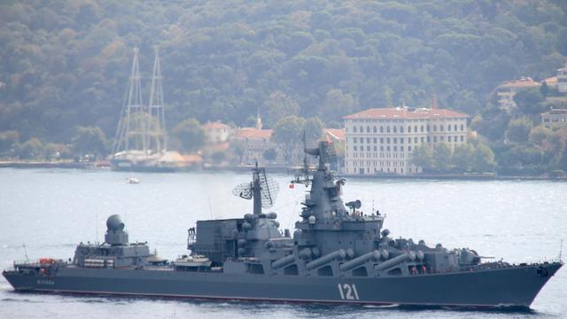 Der russische Lenkwaffenkreuzer "Moskwa" fährt am 07.09.2014 bei Istanbul durch den Bosporus ins Mittelmeer.