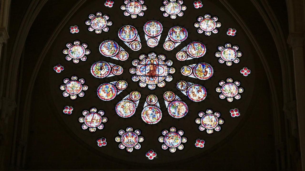 Rundes Bleiglasfenster Rosette in der Kathedrale Notre Dame von Chartres Rundes Bleiglasfenster Rosette in der Kathedrale Notre Dame von Chartres