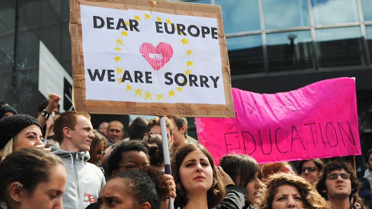 Pariser Studenten halten bei einer Demonstration gegen den Front National im Mai 2014 nach der Wahl zum Europäischen Parlament ein Schild mit der Aufschrift "Dear Europe - We are sorry". Pariser Studenten halten bei einer Demonstration gegen den Front National im Mai 2014 nach der Wahl zum Europäischen Parlament ein Schild mit der Aufschrift "Dear Europe - We are sorry".