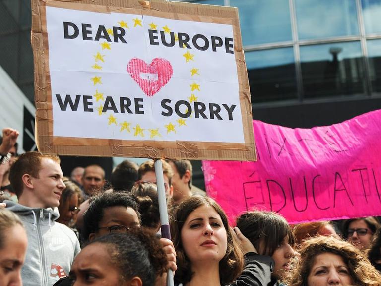 Pariser Studenten halten bei einer Demonstration gegen den Front National im Mai 2014 nach der Wahl zum Europäischen Parlament ein Schild mit der Aufschrift "Dear Europe - We are sorry".