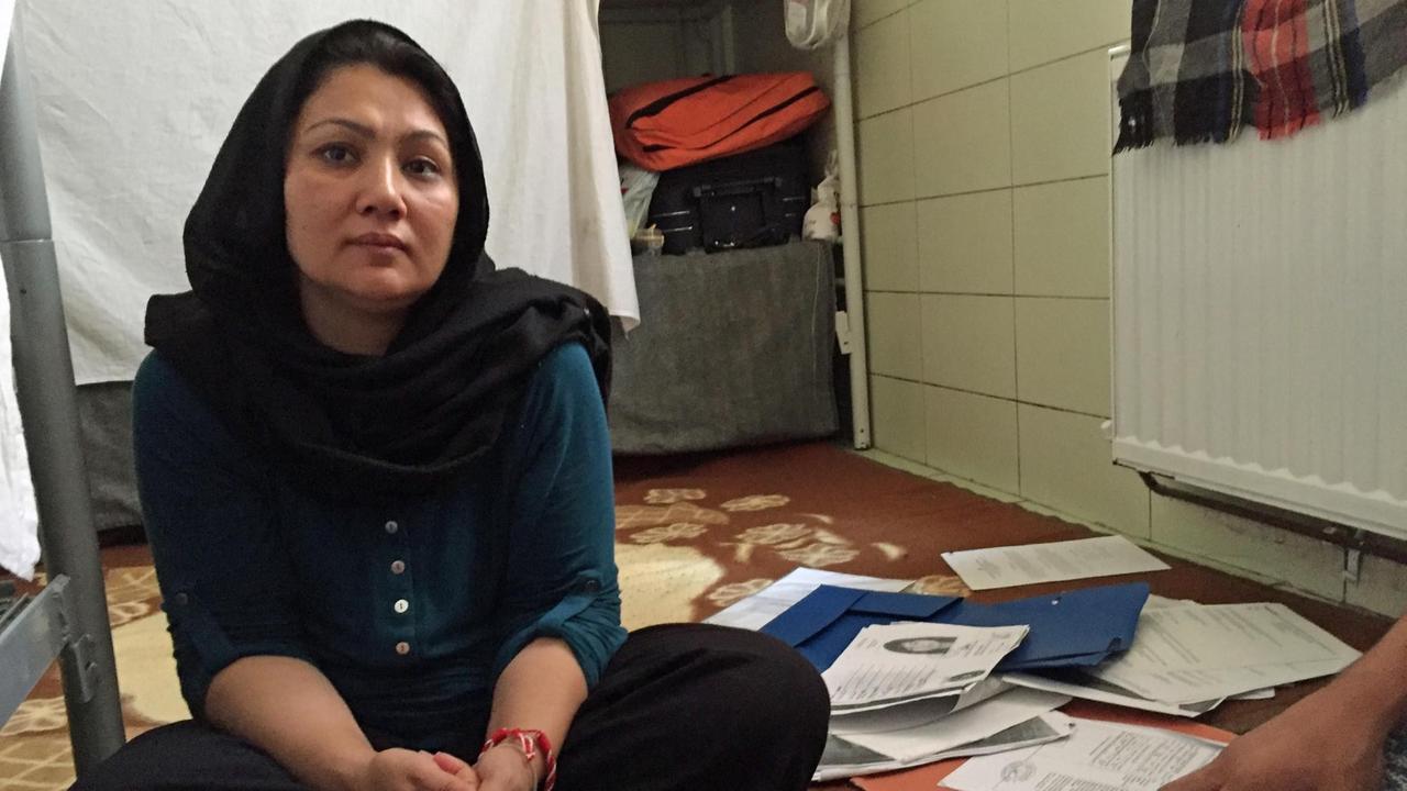 Afghanische Flüchtlingsfrau im Transitzentrum an der serbisch-ungarischen Grenze in Subotica, Serbien, 2018 Afghanische Flüchtlingsfrau im Transitzentrum an der serbisch-ungarischen Grenze in Subotica, Serbien, 2018