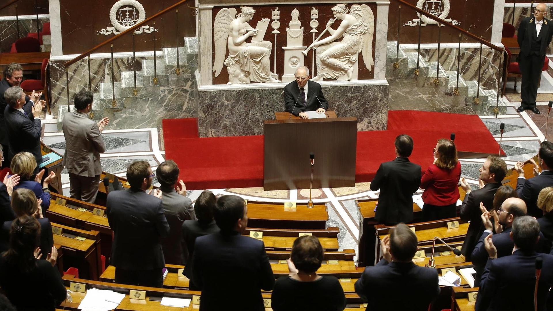 Abgeordnete der französischen Nationalversammlung applaudieren Bundestagspräsident Schäuble, der eine Rede hält. Abgeordnete der französischen Nationalversammlung applaudieren Bundestagspräsident Schäuble, der eine Rede hält.